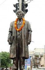 justice mehr chand mahajan statue